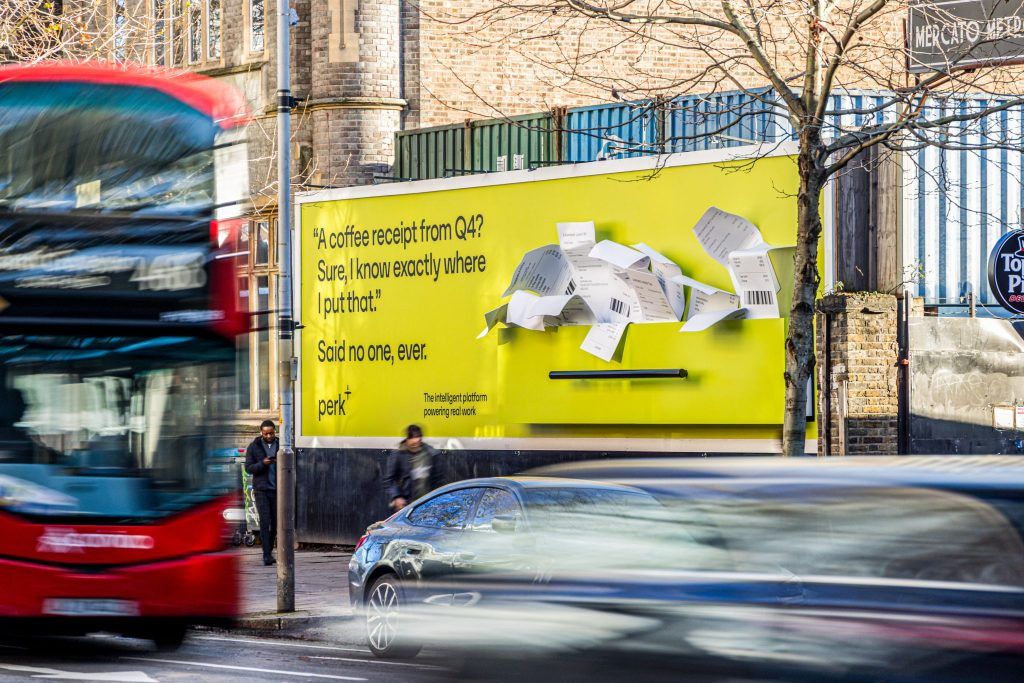 퍼크, 일상의 '정리 안되는 영수증 뭉치' 혼란을 유머스러운 전통적 옥외광고 캠페인을 승화