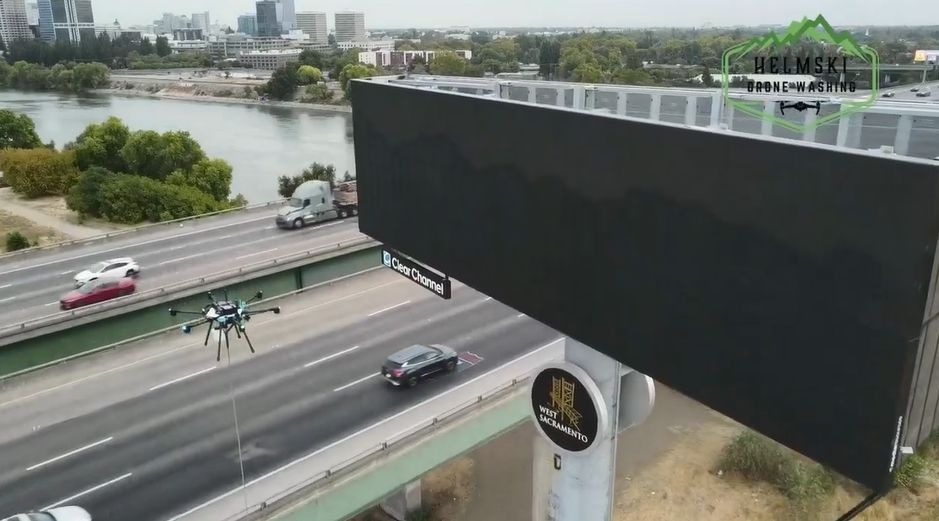 드론을 이용한 청소로 진화하는 디지털 옥외광고 유지관리 현장... 안전·효율성 동시 확보