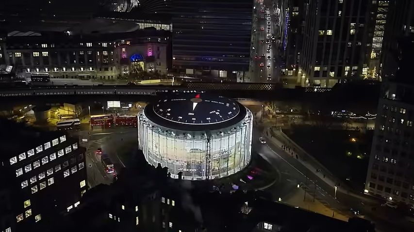 런던 도심서 ‘모험의 방향’을 제시하다… 오모다 재쿠, BFI 아이맥스 옥상에 첫 옥외광고 캠페인 진행