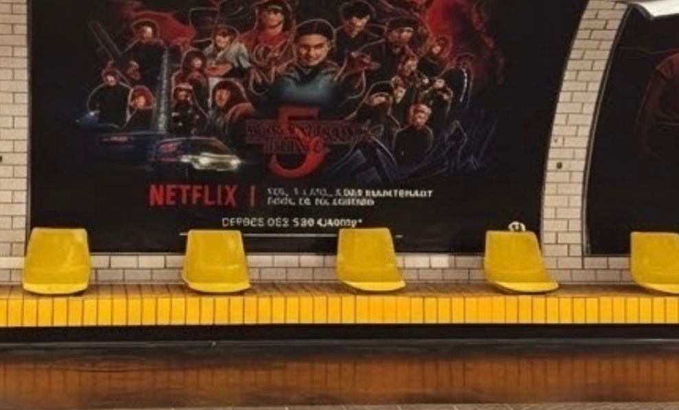 넷플릭스의 역설: '업사이드 다운'에서 현실로, 넷플릭스가 증명한 옥외광고 미디어의 힘