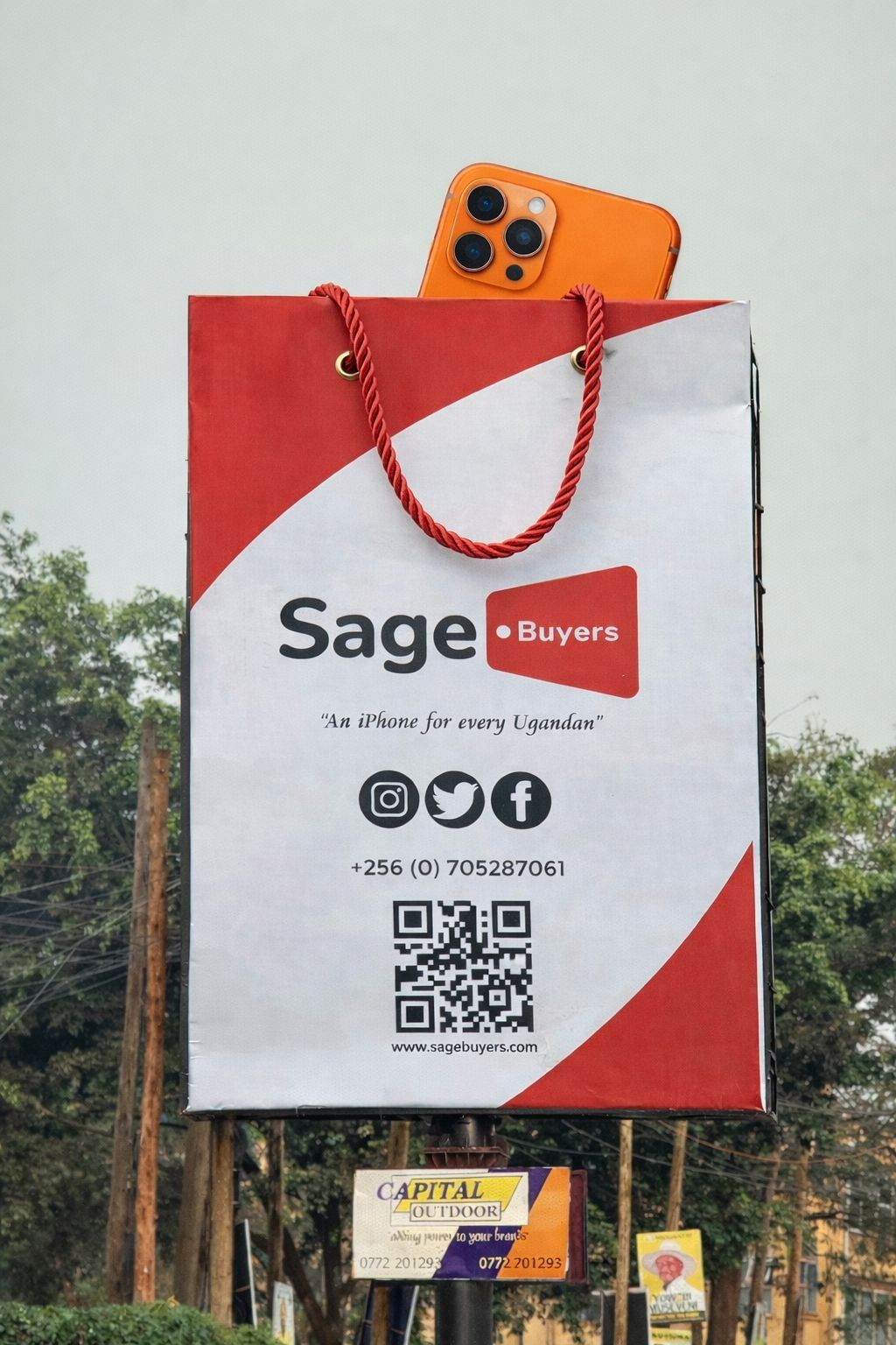 쇼핑백에서 튀어나온 아이폰, 기술보다 아이디어를 활용한 우간다 전통적 옥외광고 캠페인