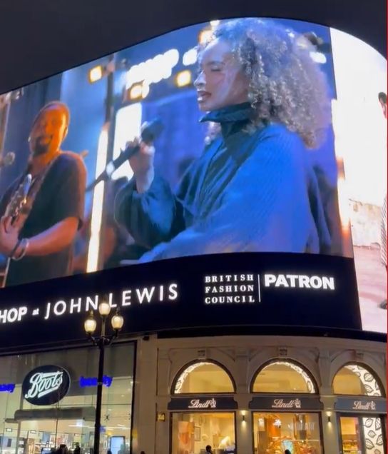 런던 피카딜리 라이트, 런던 패션 위크의 무대로 진화…DOOH와 라이브의 결합