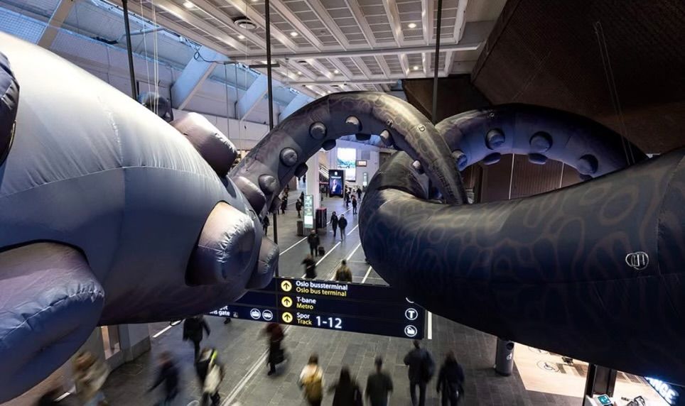 노르웨이 오슬로 중앙역 점령한 괴물 '크라켄'… 역사 전체를 영화 세트로 바꾼 체험형 DOOH