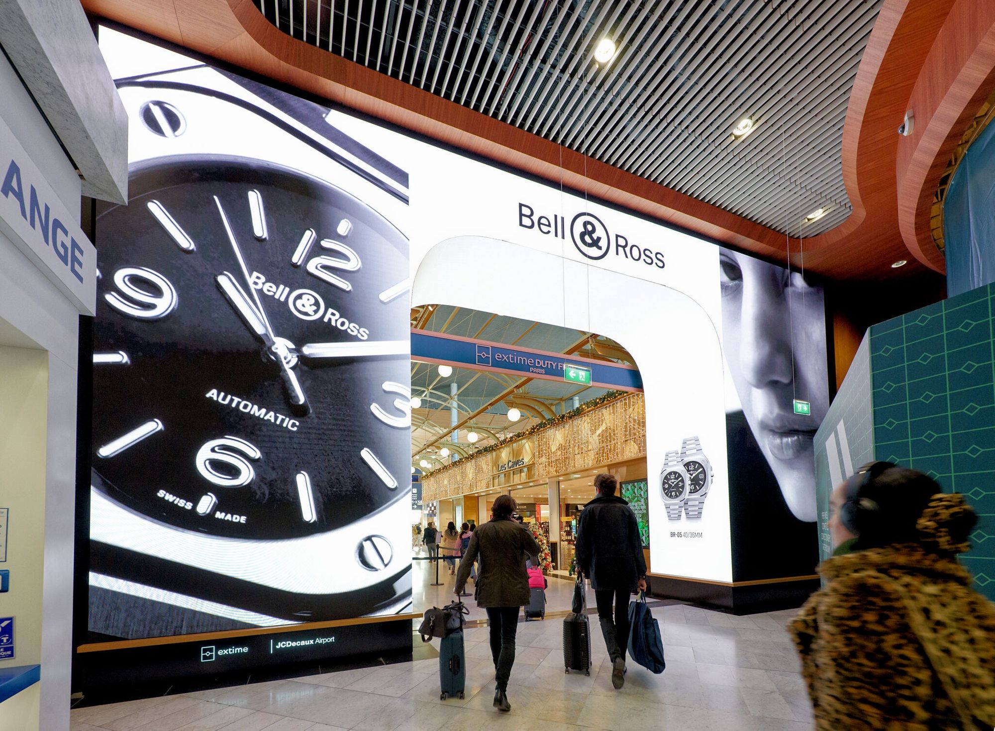 프랑스 파리 공항에서 만나는 벨앤로스의 럭셔리 시계 캠페인