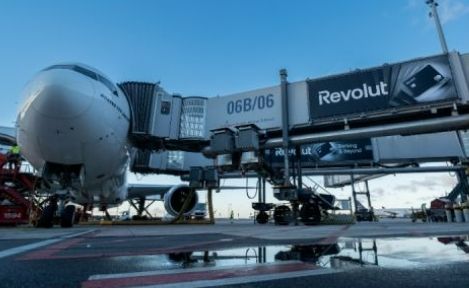 리볼루트, 함부르크 공항 에어브릿지 브랜딩으로 공항 OOH 전략 확대