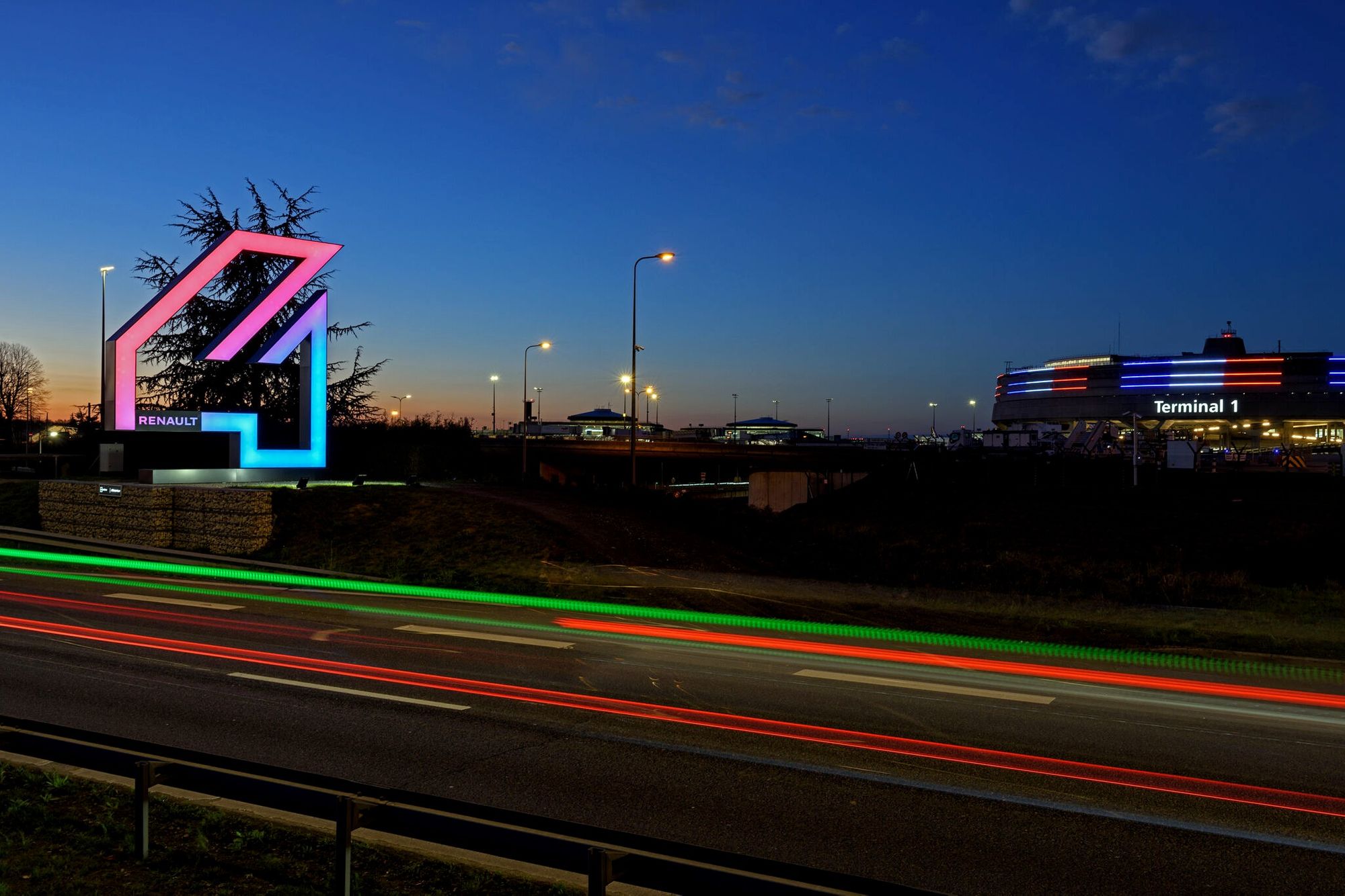 르노, 파리 샤를 드골 공항에 6m 초대형 ‘4’ 구조물 설치… 전기차 르노 4 E-Tech 글로벌 홍보