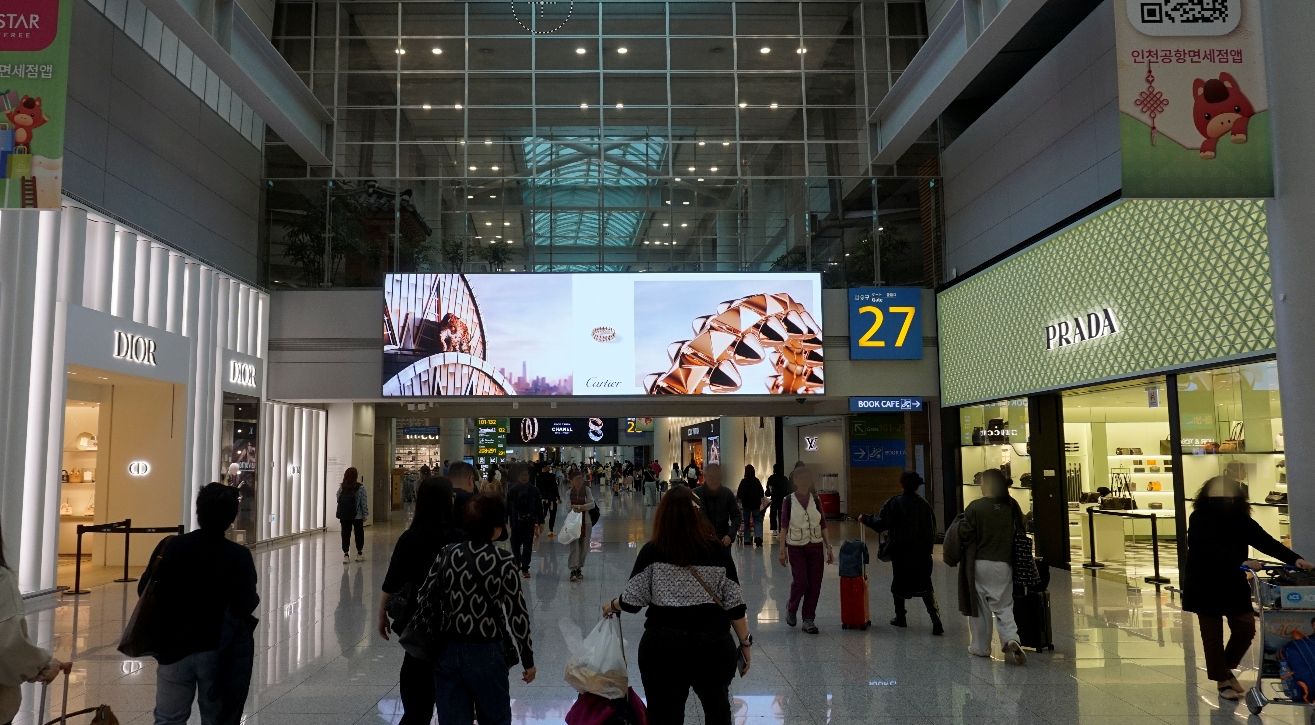 Cartier Targets Luxury Travelers with Premium LED Screen at Seoul Incheon Airport T1