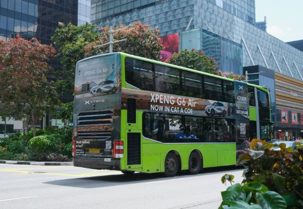 중국 전기차 브랜드, 싱가포르 버스 광고로 이동형 미디어 전략 강화