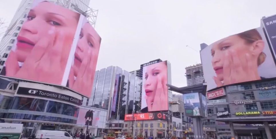 프라다 뷰티, 캐나다 토론토 핵심 상업지 장악…대형 DOOH 캠페인 진행