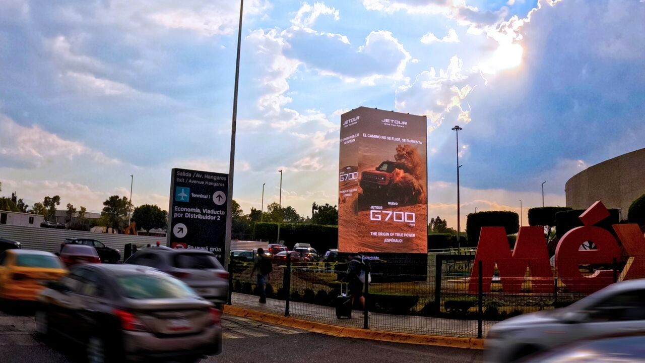 멕시코시티 국제공항에 디지털 옥외광고 네트워크 신규 설치