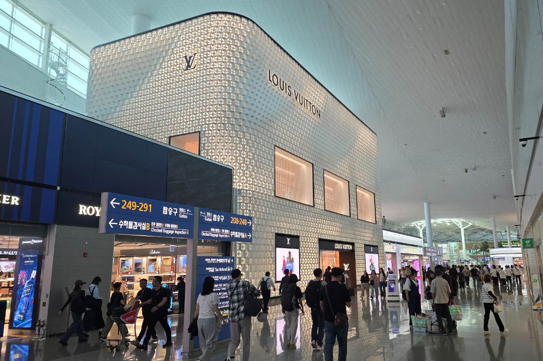 Louis Vuitton Unveils Duplex Store at Seoul Incheon Airport T2...Chanel and Louis Vuitton Ignite Luxury Competition