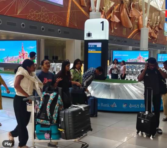여행객 시선 사로잡은 수하물 인도장 광고…아제르바이잔 항공의 공항 광고 전략