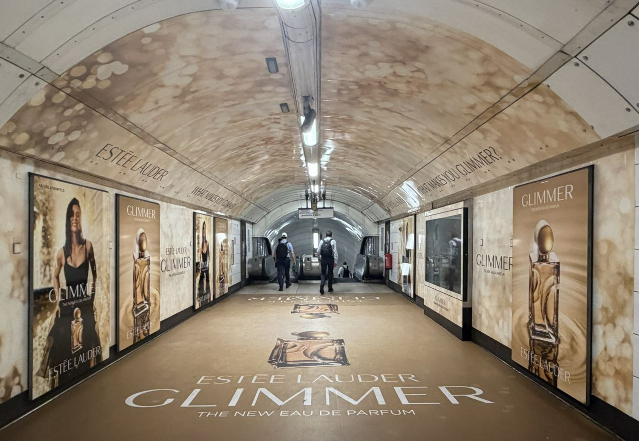 런던 지하철을 향기로 물들인 에스티로더, 지하철 공간 전체가 하나의 향수 광고가 되다