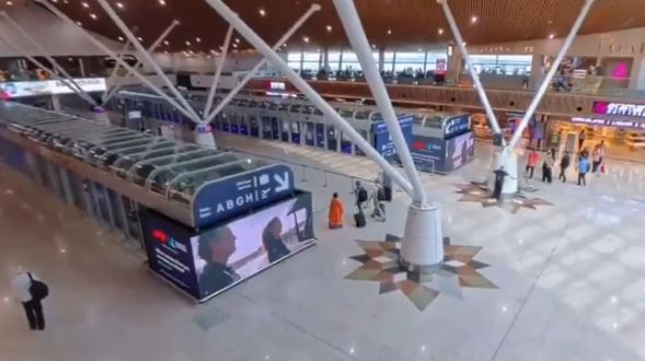 F1 팬 맞이한 스탠다드차타드은행 자산관리 광고…말레이시아 쿠알라룸푸르 국제공항 입국장서 브랜드 알린다