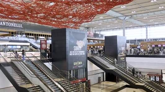 넷플릭스 독일,베를린공항 새로운 DOOH 미디어로 캠페인 진행