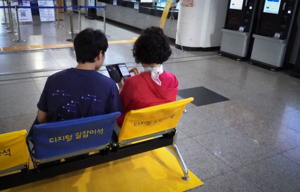 Station Seats in South Korea Become a Public Service to Help Older Travellers Bridge the Digital Divide