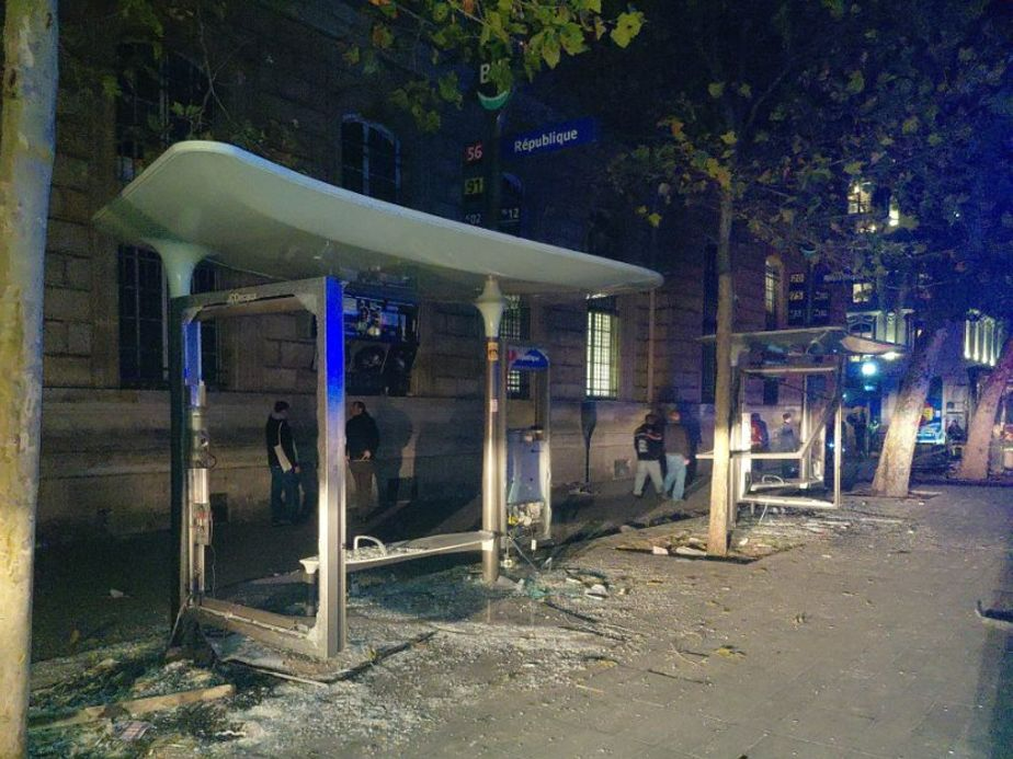 프랑스 시위로 버스쉘터·신문 가판대 파손…옥외광고 시설물 긴급 복구