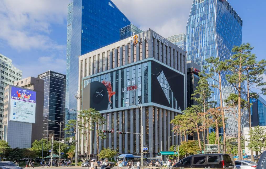 LG Electronics Brings 3D Robot Vacuum Advertising to Life on Seoul’s Giant Digital Billboards