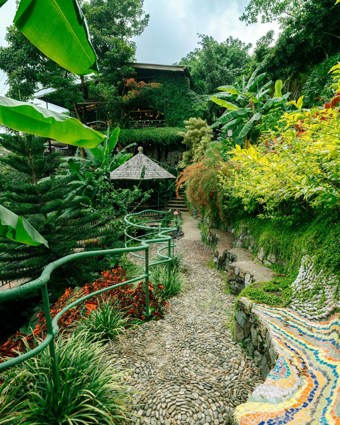 세부 시티와 발람반(Balamban)을 동서로 잇는 산악 국도변 레이크뷰 르 자댕