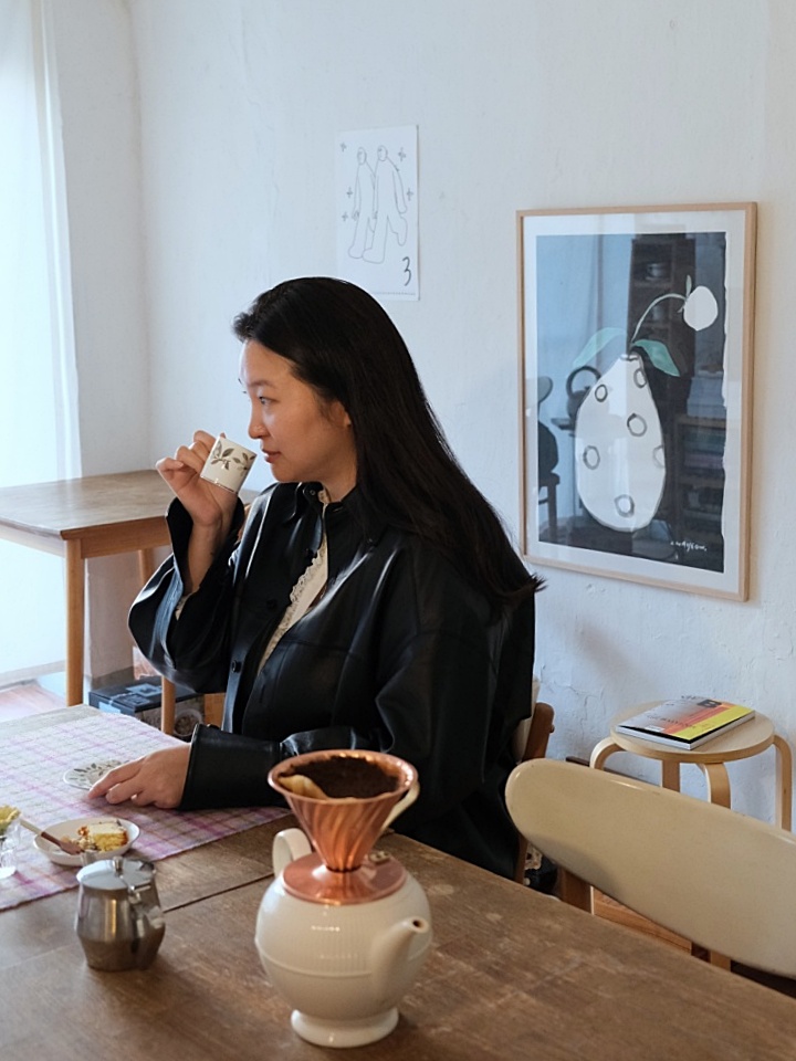 Boyeonjeong owner Jeong Boyeon drinking tea.