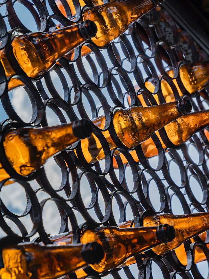 맥주병을 업사이클링해 꾸민 외관과 카운터