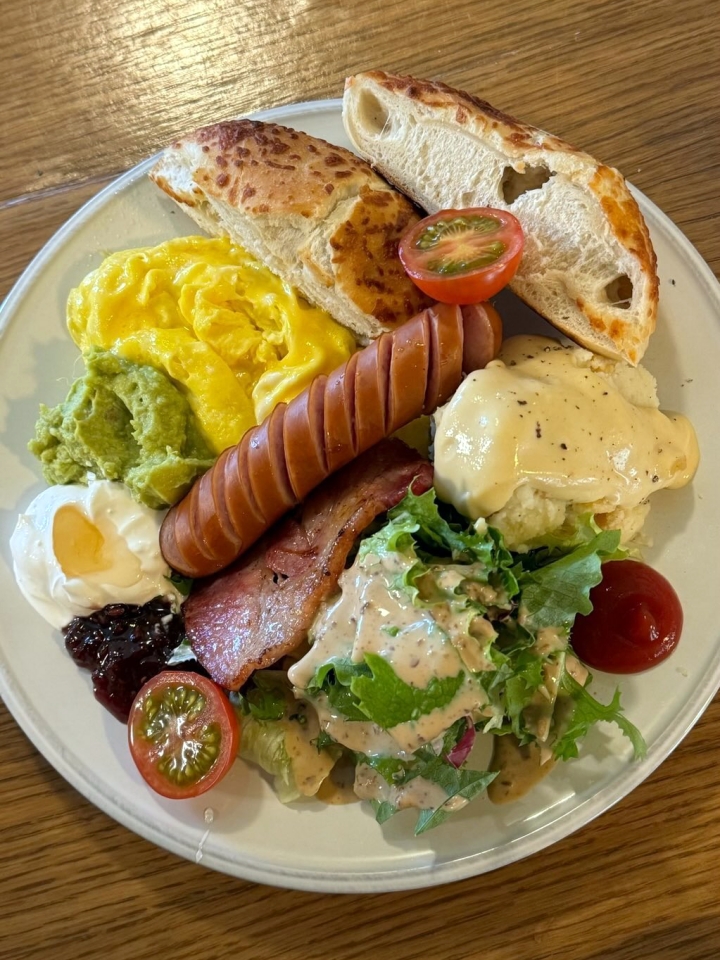 The Hosu Plate, made with ham, bacon, eggs, and vegetables ⓒ Magia Lake