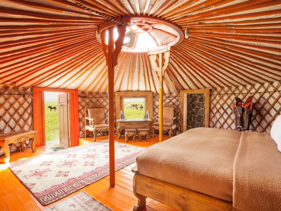 몽골 고비 사막 남부의 쓰리카멜롯지