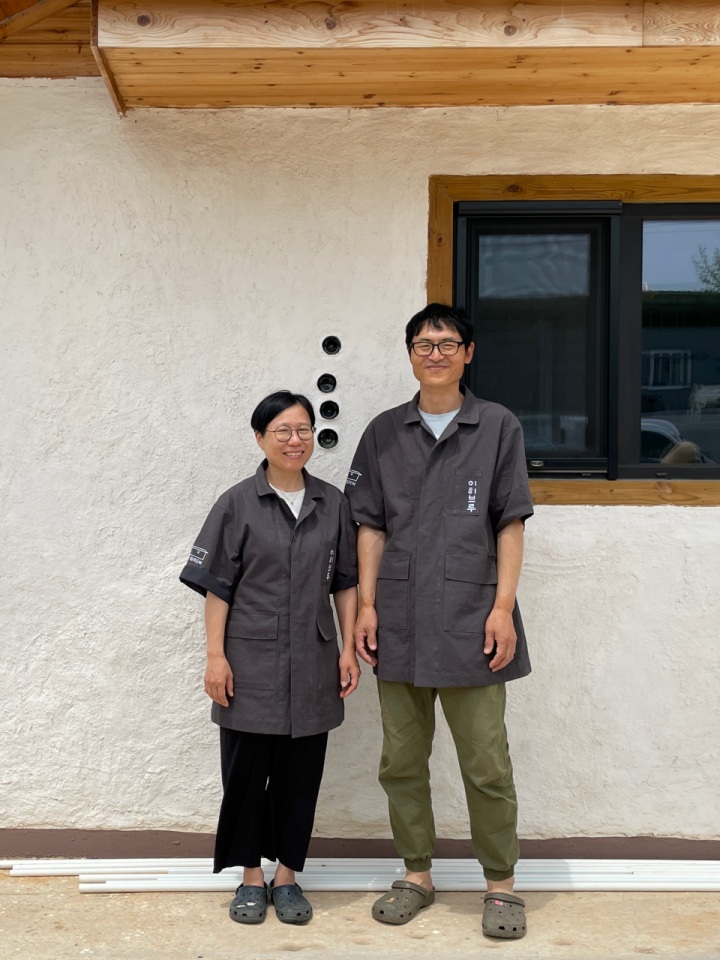(From left) Ihibrew founder Nam Gyeongsuk and brewer Lee Yeonjin