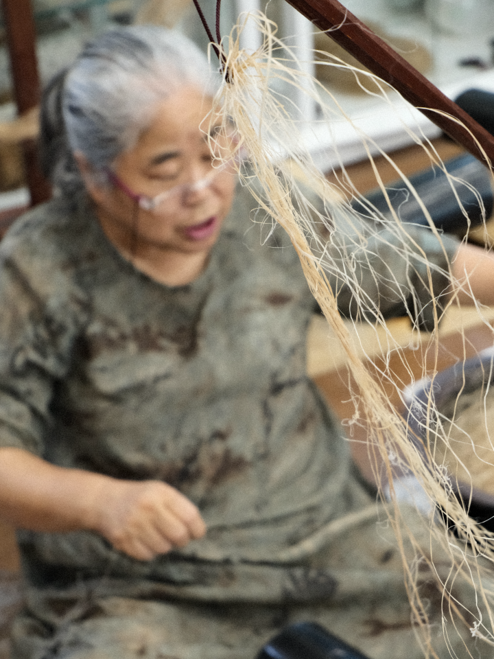 안동포짜기마을보존회의 안동포 삼베옷 짓기.