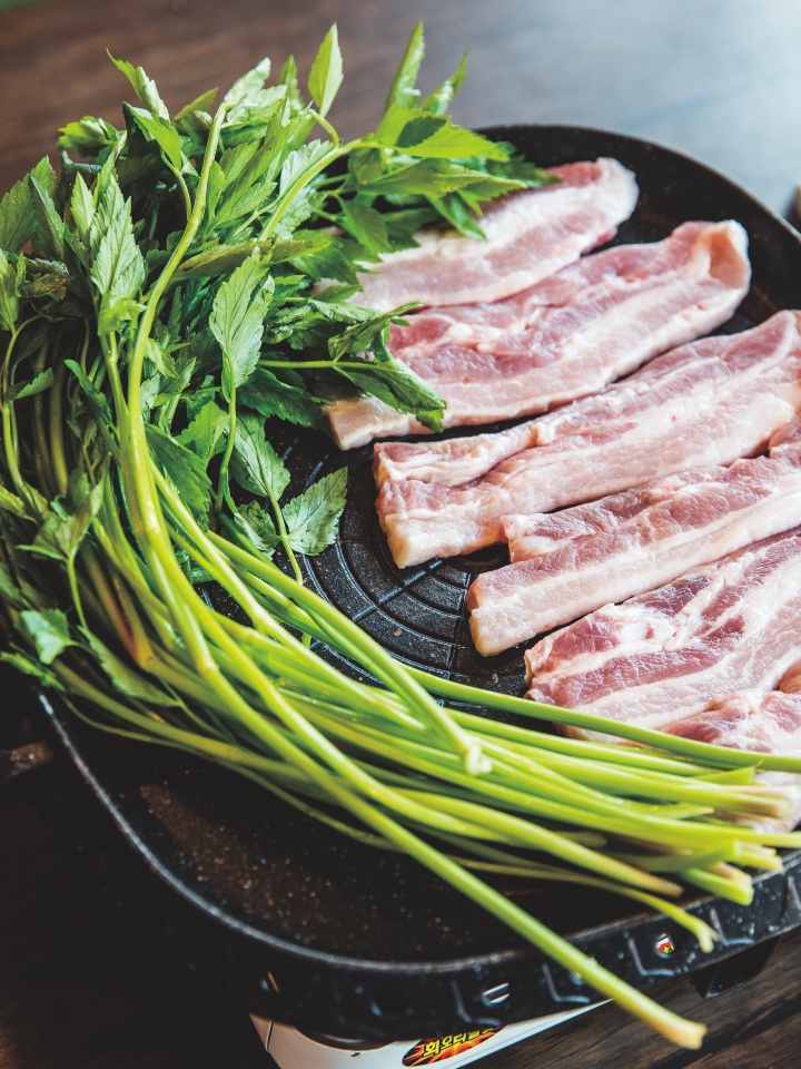 Hanjae Minari, a Cheongdo restaurant serving samgyeopsal with hanjae minari, the county’s signature specialty grown in Hanjaegol