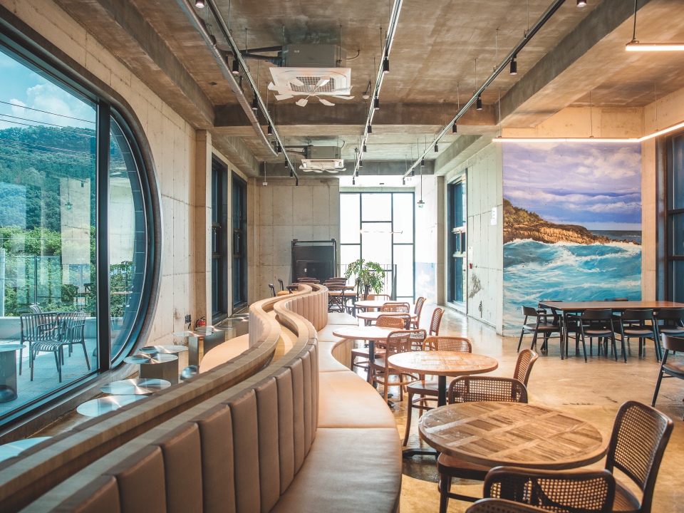 Painos Cheongdo, a cafe known for its Yeonji Latte and Hanjae Pudding