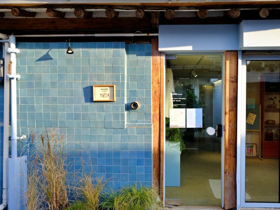 Exterior of Madameal, a brunch spot near Yongsan Station