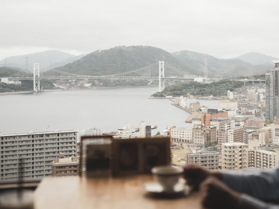 모지코를 내려다보는 산 중턱에 자리 잡은 카페 커피 테라스 스이게츠