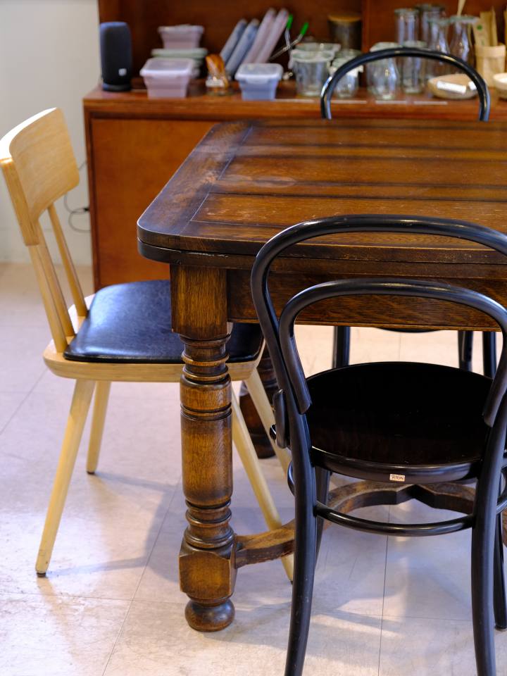 Vintage furniture at the zero-waste café Yateumak