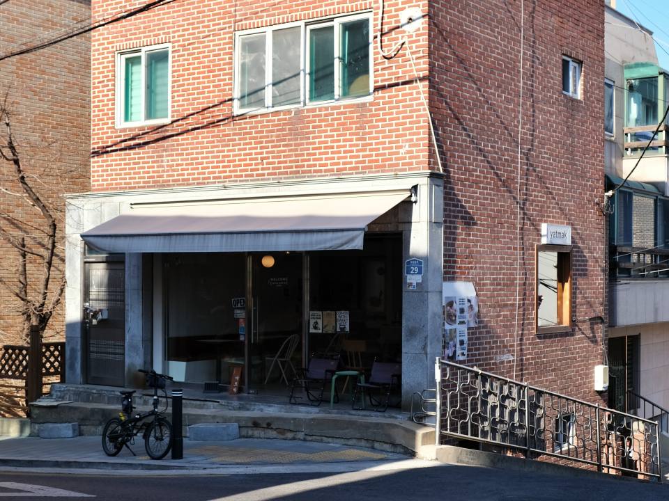 Exterior view of the zero-waste café Yateumak