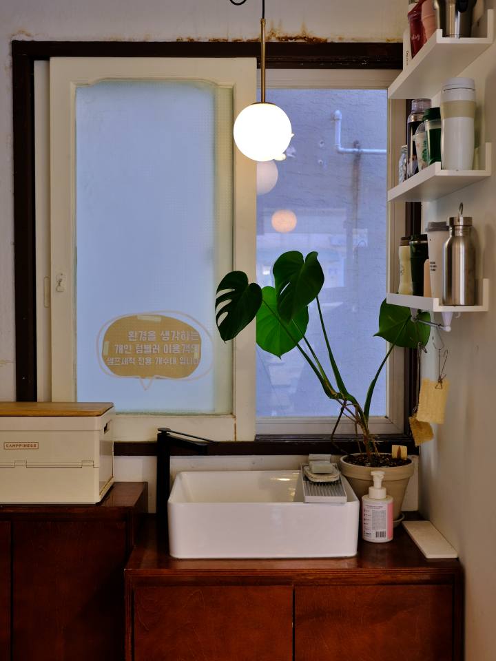 Interior view of the zero-waste café Yateumak