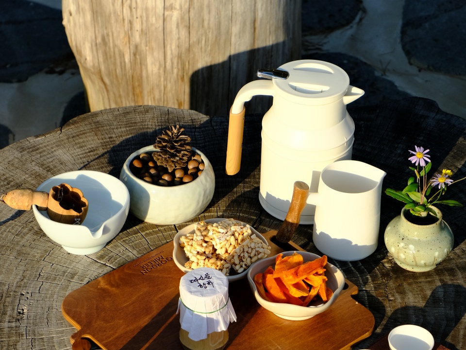 Ttasingol Green Tea Garden in Hadong, Gyeongsangnam-do, where picnics can be enjoyed against a backdrop of tea fields