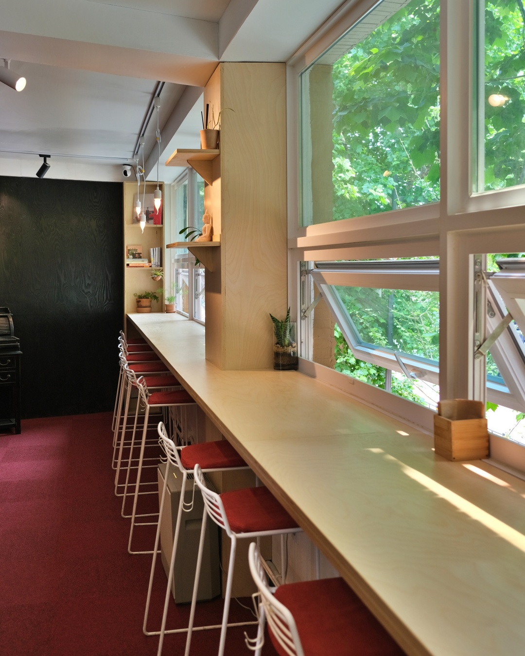 Inscript, a bookstore specializing in plays in Daehak-ro