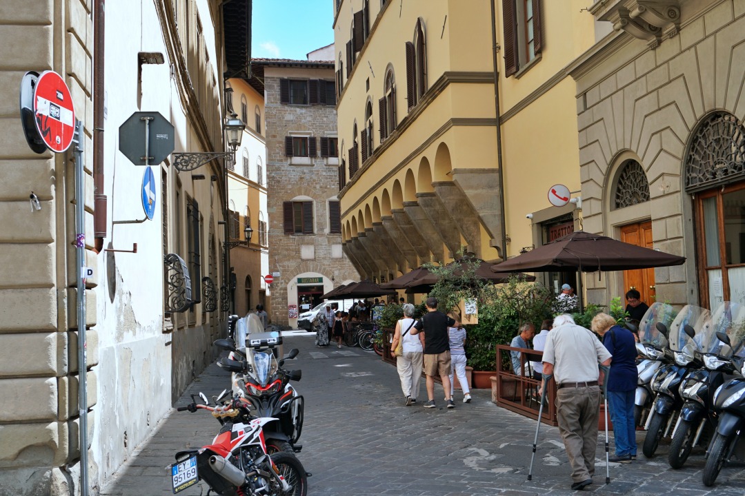 Gustapizza, a popular wood-fired pizza spot on Piazza Santo Spirito