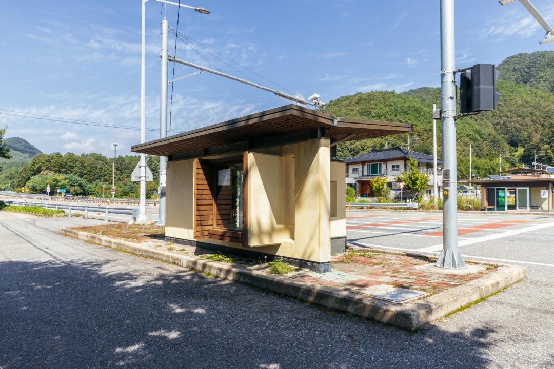 전북 무주 평촌마을 버스정류장은 정기용 건축가가 설계