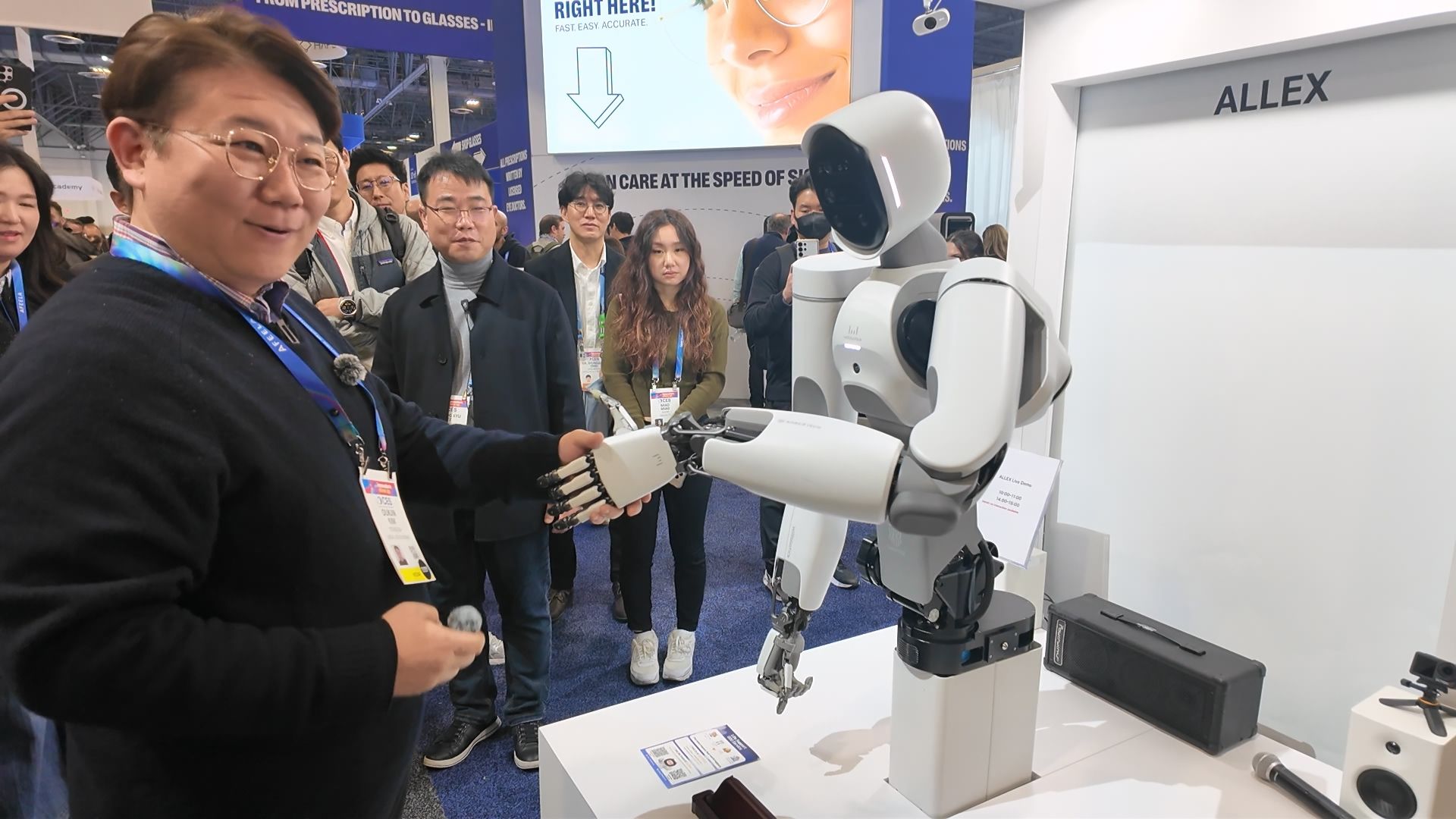 [CES 2026] "딱딱한 로봇 손은 잊어라"… 위로보틱스, 사람과 '악수'하는 휴머노이드 '알렉스' 공개