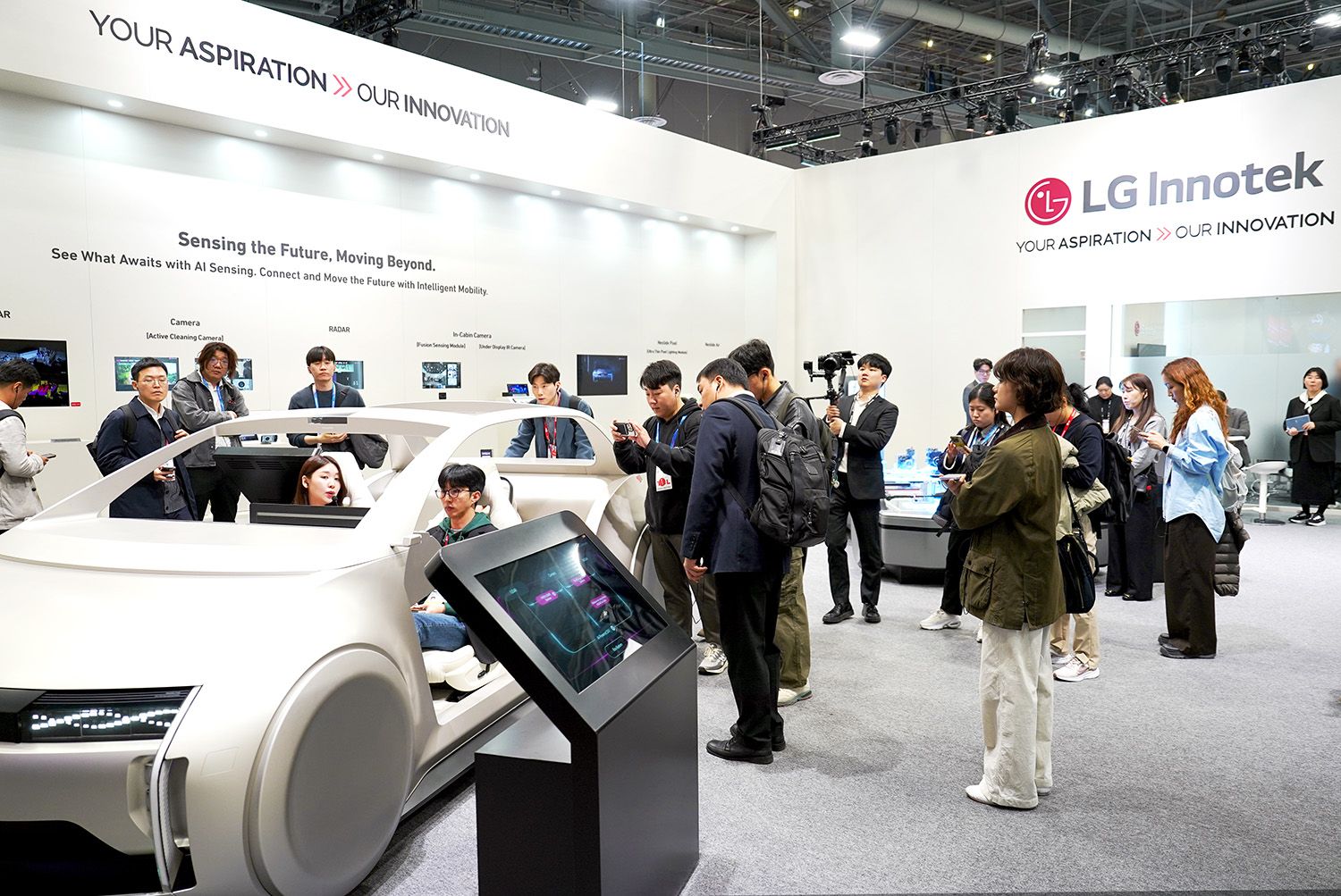 [CES 2026] "전기차 핏줄 확 줄였다"…LG이노텍, '존 컨트롤러'로 다이어트 혁명