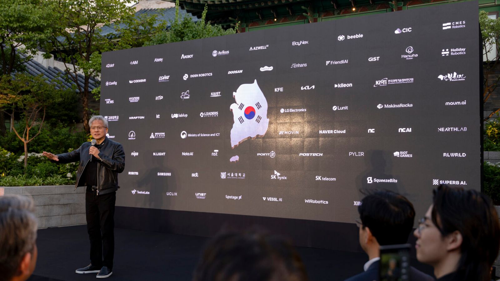 엔비디아 젠슨 황 CEO, 한국 AI 생태계 전방위 협력 강화… SK·LG·현대차·네이버와 연쇄 회동