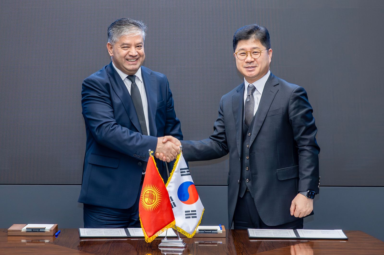더존비즈온, 키르기즈 국가투자처와 디지털 전환 협력 '맞손'…디지털화·세무·AI·데이터센터 등 MOU