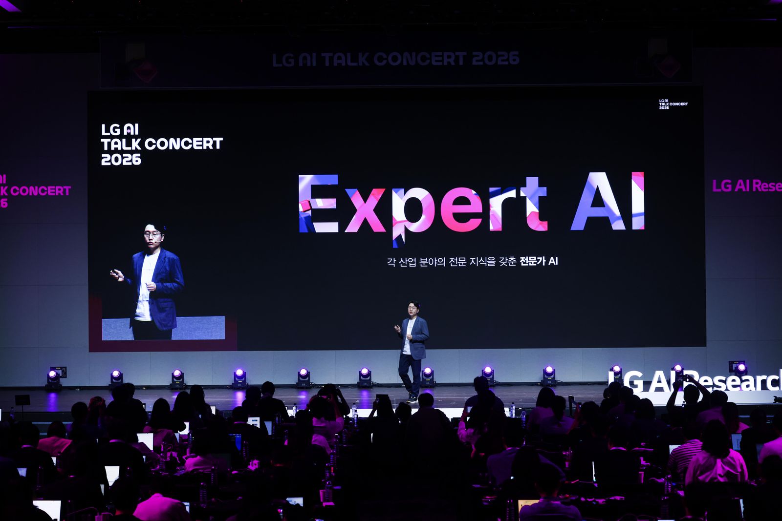 "데이터 쌓일 때까지 기다리지 않는다"…LG AI 토크 콘서트 2026 부스에서 확인한 LG 엑사원의 현장 문법