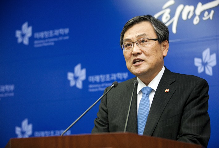 최문기 미래창조과학부 장관이 7일 오후 경기도 과천시 관문로 정부과천청사 미래창조과학부 기자실에서 'SW 혁신전략' 관련 브리핑을 하고 있다.