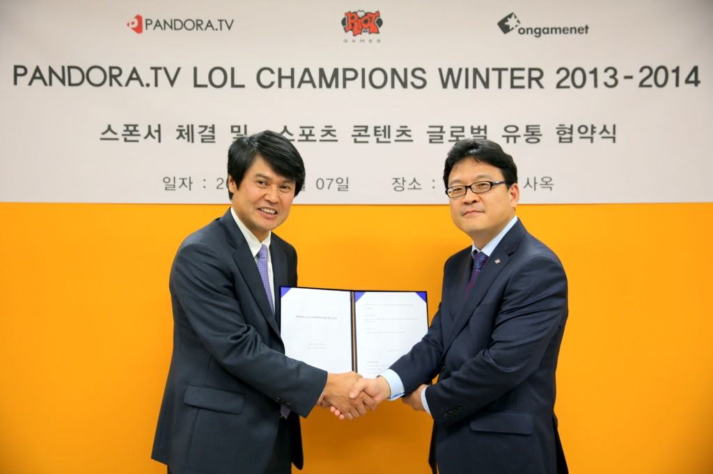 판도라TV의 LoL 윈터리그 후원과 이를 통한 LoL e스포츠콘텐츠의  글로벌유통을 위해 판도라TV-온게임넷-라이엇게임즈가 연합, 공동의 사업을 위해 업무조인식을 가졌다. (사진 좌측부터 판도라TV 최형우 대표이사, 온게임넷 강헌주 본부장)