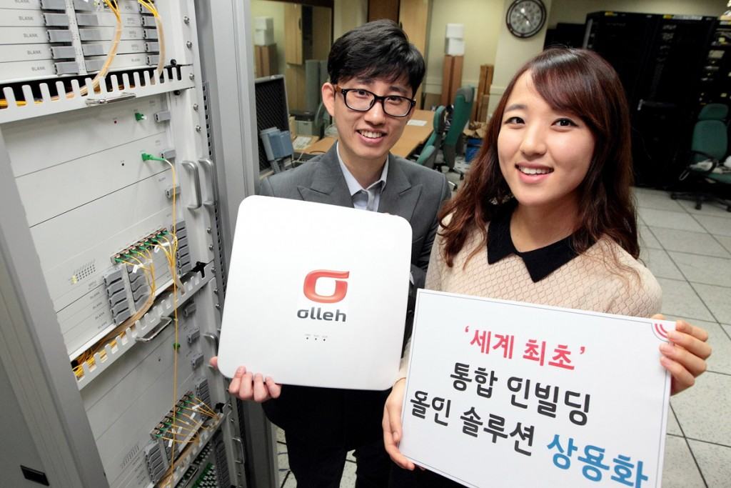 KT 직원들이 28일 우면동 연구개발센터에서 올아이피(All-IP) 기반의 통합 올인(All IN) 솔루션을 개발 및 현장적용에 성공한 후 포즈를 취하고 있는 모습