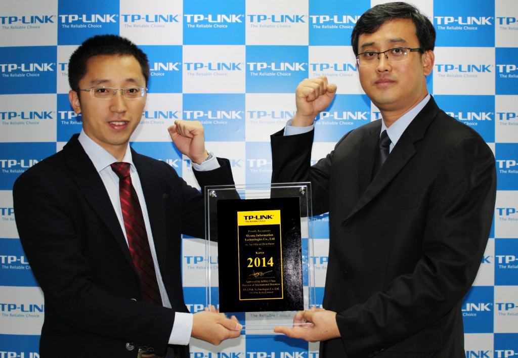 티피링크는 유통채널 확대로 국내 판로를 확대했다. (좌)티피링크 제이슨 쉬 수석 부사장, (우) 명정보기술 유통사업부 김용호 이사