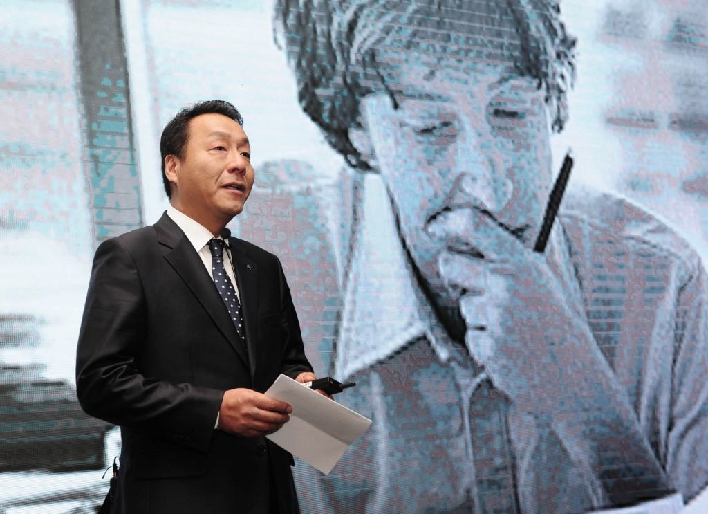 한국마이크로소프트 마케팅 오퍼레이션즈 사업본부 송규철 상무가 윈도우 10 모멘텀을 발표하고 있다